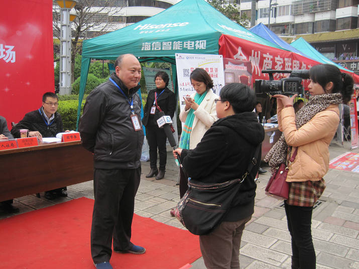 (图为市人社局党组成员,就业局局长鲁辉在招聘会现场接受记者采访)